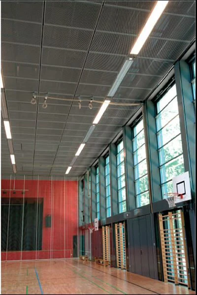 Sporthalle mit ballwurfsicherer Streckgitterdecke und Lichtbändern