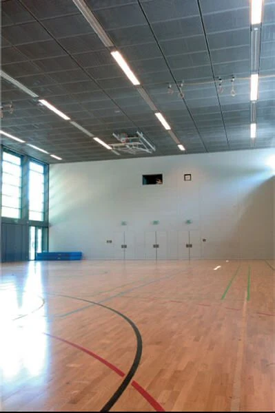Sporthalle mit Streckgitterdecke über dem Hallenboden