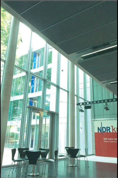 Glasfassade und Streckgitterdecke in einem Bürogebäude