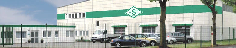 Firmengelände der BST Brünsch GmbH mit Halle, Bürotrakt und Zaun