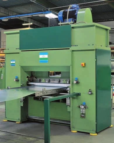 Streckgittermaschine aus dem Brünsch-Maschinenbau mit Einlauftisch